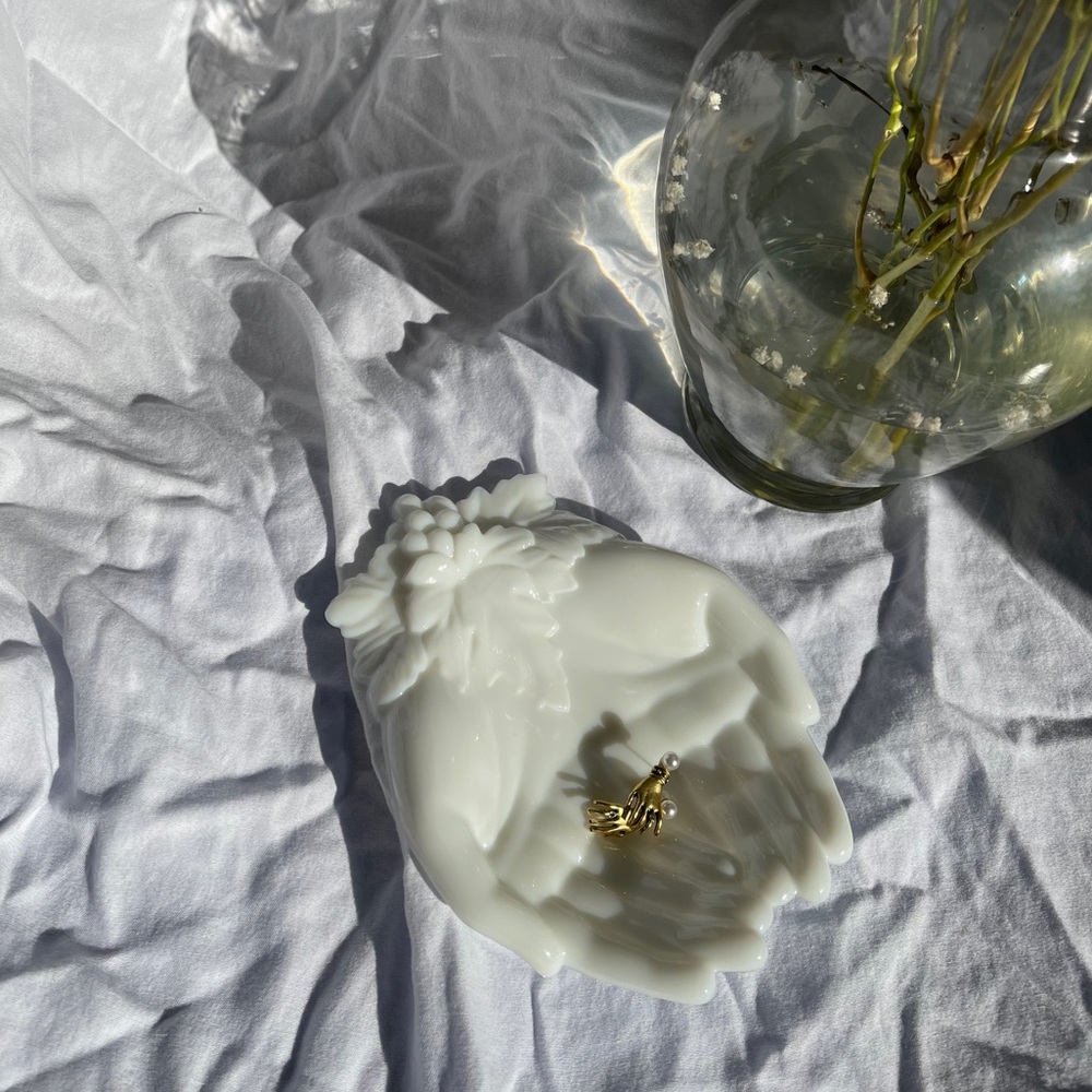 Milk Glass Hands Jewlrey Holder 🦢🤍☁️